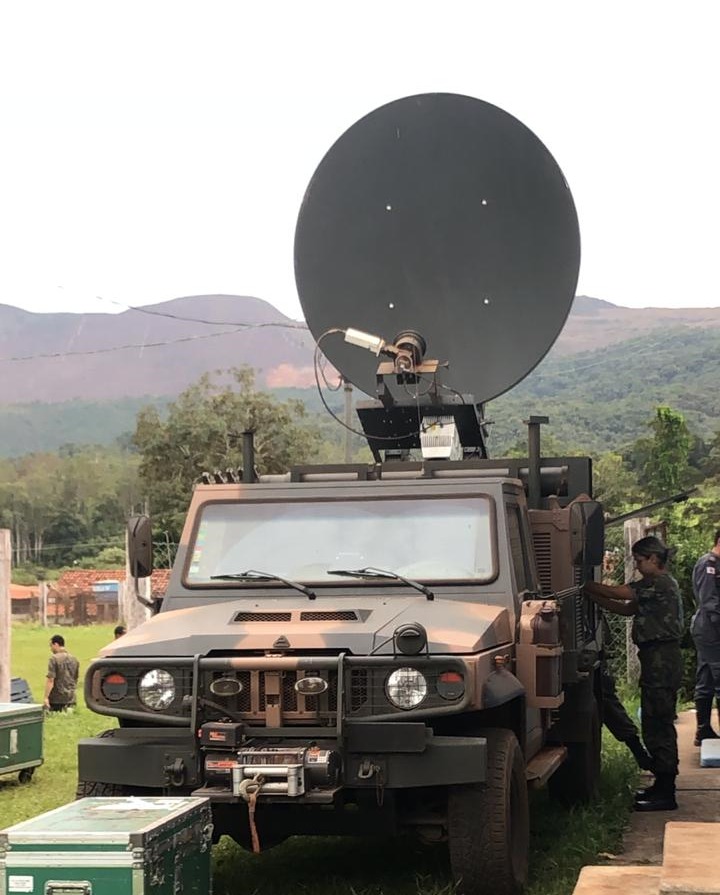 Veículo militar com antena de comunicação via satélite